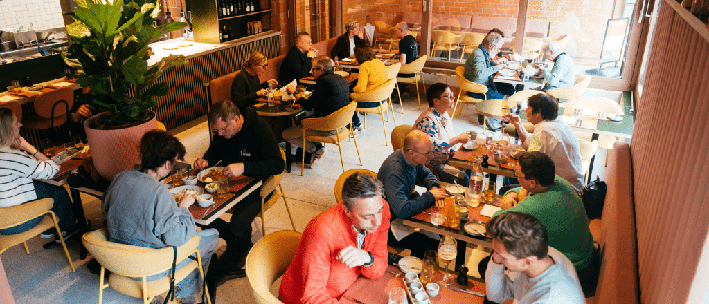 Mensen die heerlijk aan het tafelen zijn bij De Tafel van Hier.